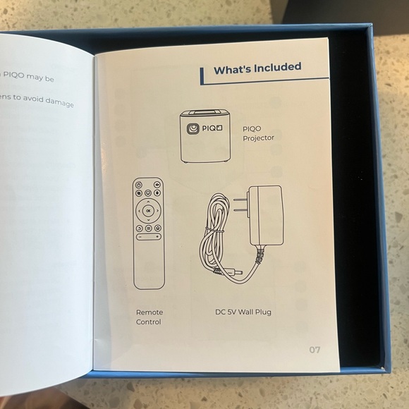 PIQO Smart Mini Projector - Picture 3 of 8